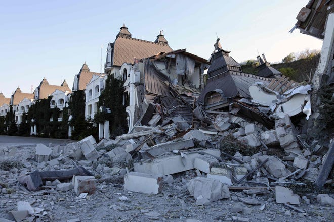دمرت القذيفة الروسية الفندق الشاطئي في مدينة أوديسا الأوكرانية.  (تصوير أولكسندر جيمانوف / وكالة الصحافة الفرنسية) (تصوير غيتي إيماجز بواسطة OLEKSANDR GIMANOV / AFP) ORG XMIT: 0 ORIG File ID: AFP_329P7YJ.jpg