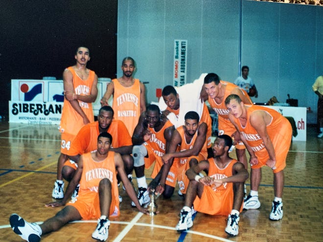 L'équipe de basket-ball du Tennessee pose après avoir remporté un tournoi à Chiasso, en Suisse, lors d'une tournée estivale en 1997.