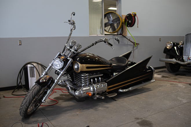 Μία από τις δημιουργίες του Gary VanderPol είναι μια μοτοσυκλέτα με τα πτερύγια μιας Cadillac της δεκαετίας του 1960.