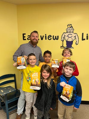 Pictured is the Eastview Elementary Principal, Mr. Piper, with the students who were chosen to have lunch with him in May:
Rohen Lingenfelter, Cash Jackson, Sophyyah Schwartz,
Bayleigh Reavley and Tyden Brown.