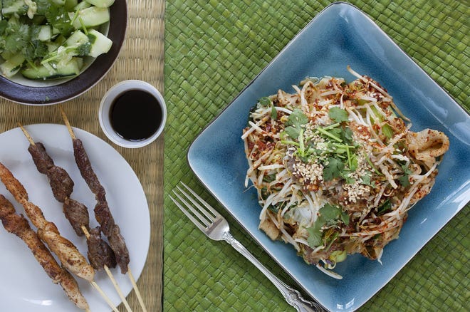 Fideos Biang Biang, satay de carne y pollo, y ensalada de pepino de Jiu Thai Asian Cafe.