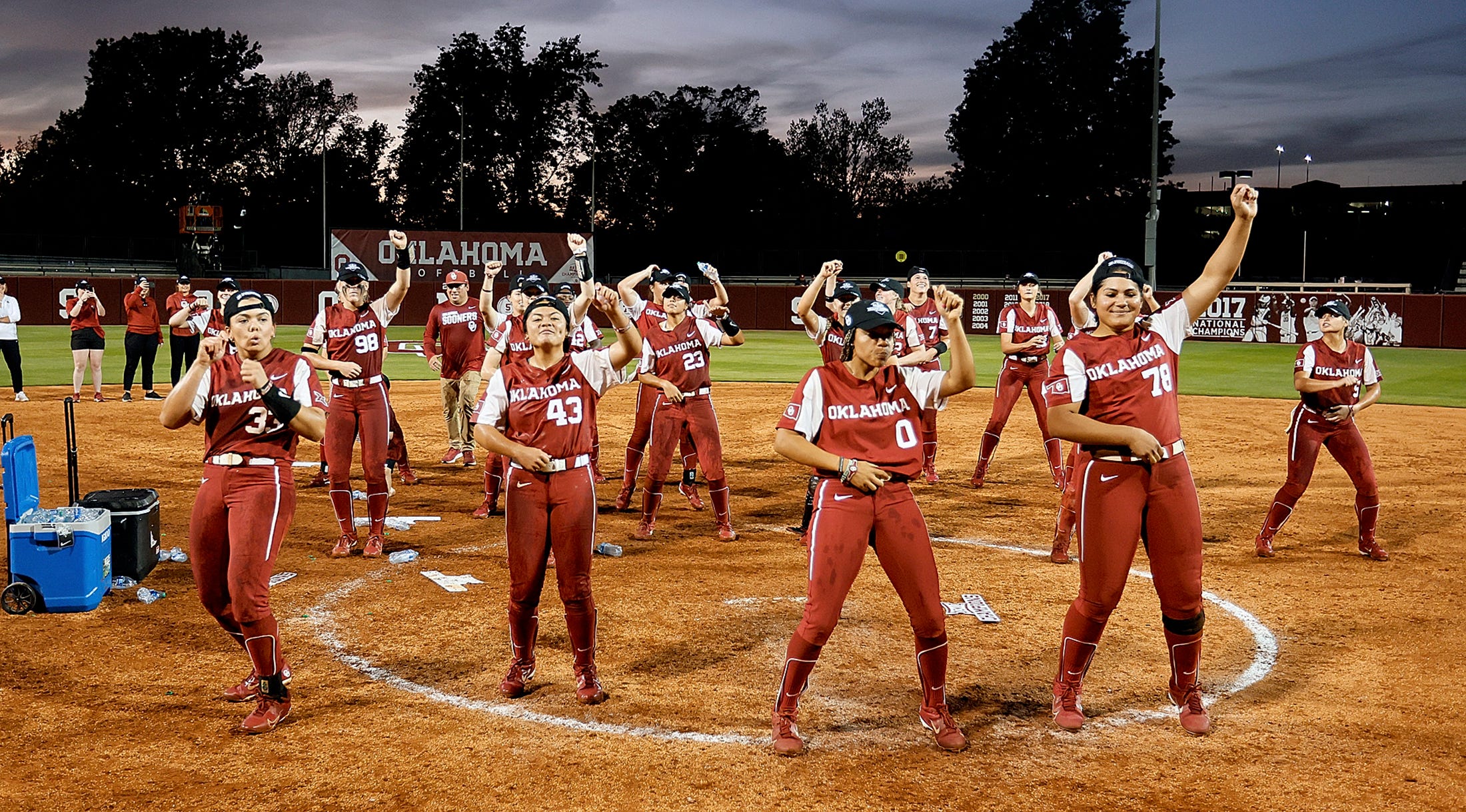 'Uncharacteristic indiscretion': Texas softball coach Mike White apologizes for obscene gesture at umpires thumbnail