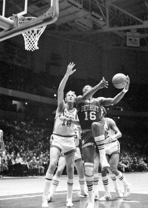 Bob Lanier (16) of the Pistons keeps his eye on the basket as he starts a left-handed hook over Connie Dierking of the 76ers during the first half of their game in Philadelphia in 1970.