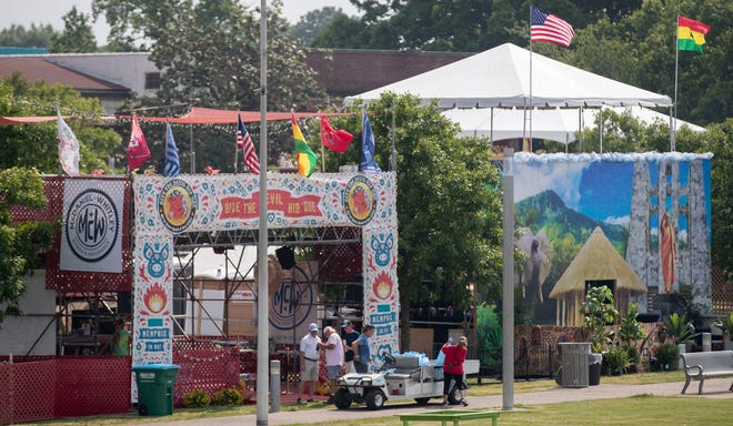 Los participantes organizados antes de Memphis en mayo El concurso de cocina de barbacoa del Campeonato Mundial abre el miércoles 11 de mayo de 2022 en Fairgrounds en Liberty Park.  El festival se extiende hasta el 14 de mayo. 