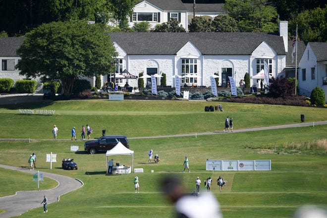 Spillere og tilskuere går på banen under den første runde af PGA Korn Ferry Tour Besøg Knoxville Open på Holston Hills Country Club i Knoxville, Tennessee torsdag den 12. maj 2022.