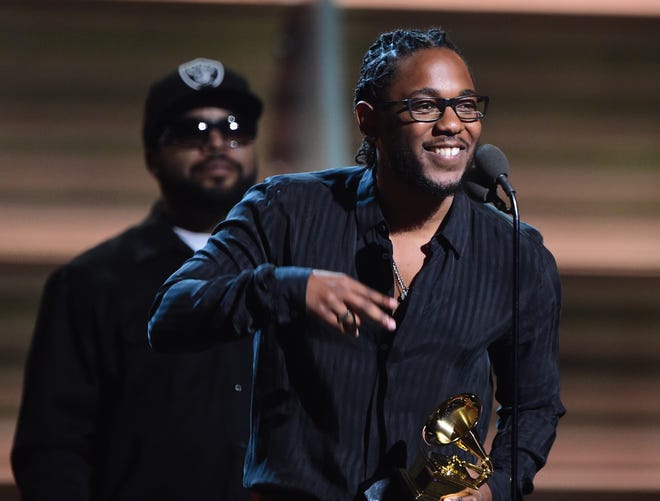 Kendrick Lamar (à droite) remporte le meilleur album de rap pour "Pimper un papillon" alors qu'Ice Cube assiste à la 58e cérémonie des Grammy Awards en 2016.