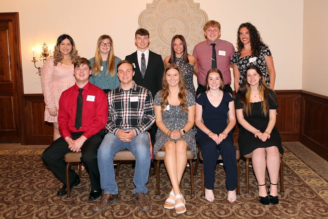 La Asociación de Antiguos Alumnos de Marlington otorgó un récord de $121,900 en becas en un banquete anual reciente.  Entre los que recibieron los premios, en la primera fila a la izquierda estaban Conor Jackson, Aiden Dennison, Andrea Dager, Ariana Pinter y Joslyn Schieble;  La última fila desde la izquierda son Samantha Ryan, Taylor Maurer, Michael Stover, Hailey Confaloni, William Lanzer y Georgia Taylor.