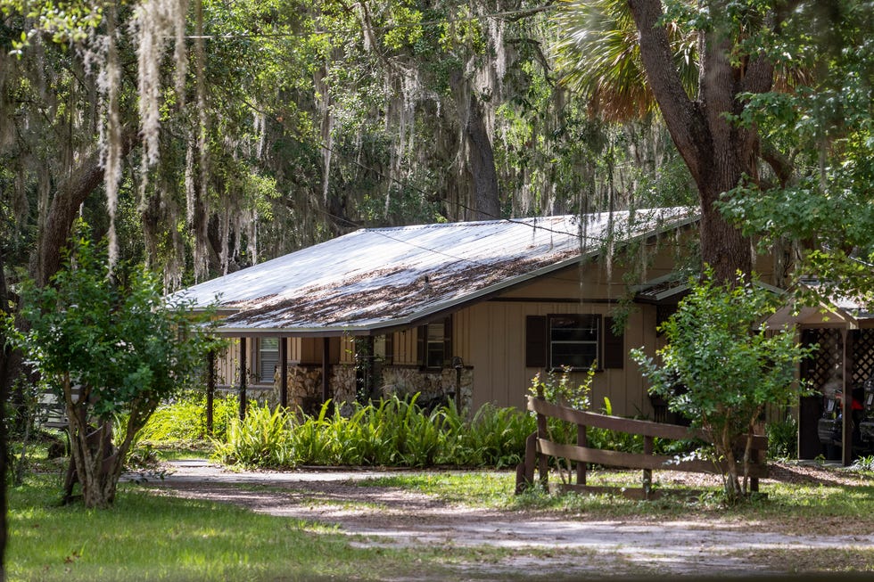 A side view shows former Leesburg High School band director Gabriel Fielder's home in Ocklawaha. [Cindy Peterson/Correspondent]