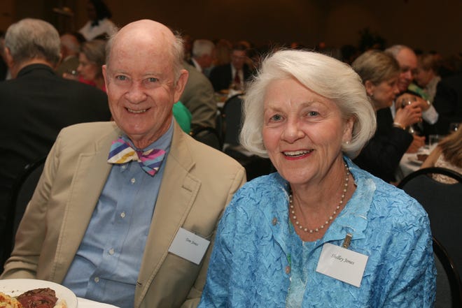 Tom and Shelley Jones  attend the annual meeting of Community Foundation of West Alabama on June 14, 2007 at Indian Hills Country Club.  (Staff file photo)