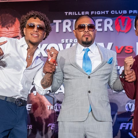 Fernando Vargas poses with his sons Fernando Jr., 