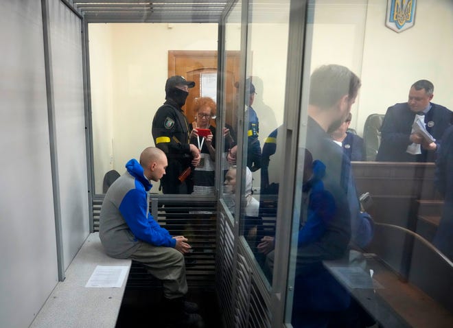 Der russische Armee-Sergeant Vadim Shishimarin, 21, wird am Freitag, den 13. Mai 2022, während einer Gerichtsverhandlung in Kiew, Ukraine, hinter einem Glas gesehen. Der Prozess gegen einen russischen Soldaten, der beschuldigt wird, einen ukrainischen Zivilisten getötet zu haben, wurde am Freitag eröffnet, der erste Prozess wegen Kriegsverbrechen seit Moskaus Invasion seines Nachbarn.