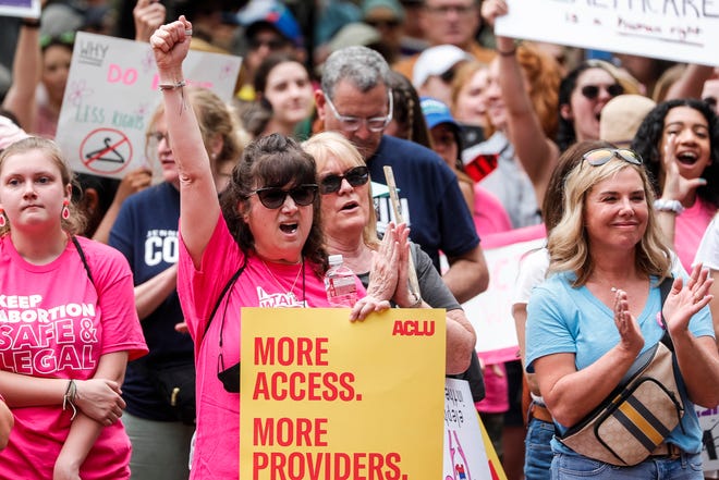 Abortusrechtenactivisten komen bijeen tijdens het Bans Off Our Bodies-protest aan de Universiteit van Michigan Diag in Ann Arbor, zaterdag 14 mei 2022.