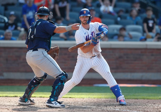 New York Mets designated hitter Pete Alonso, right, reacts after being called out on strikes during the ninth inning of a baseball game against the Seattle Mariners, Sunday, May 15, 2022, in New York.