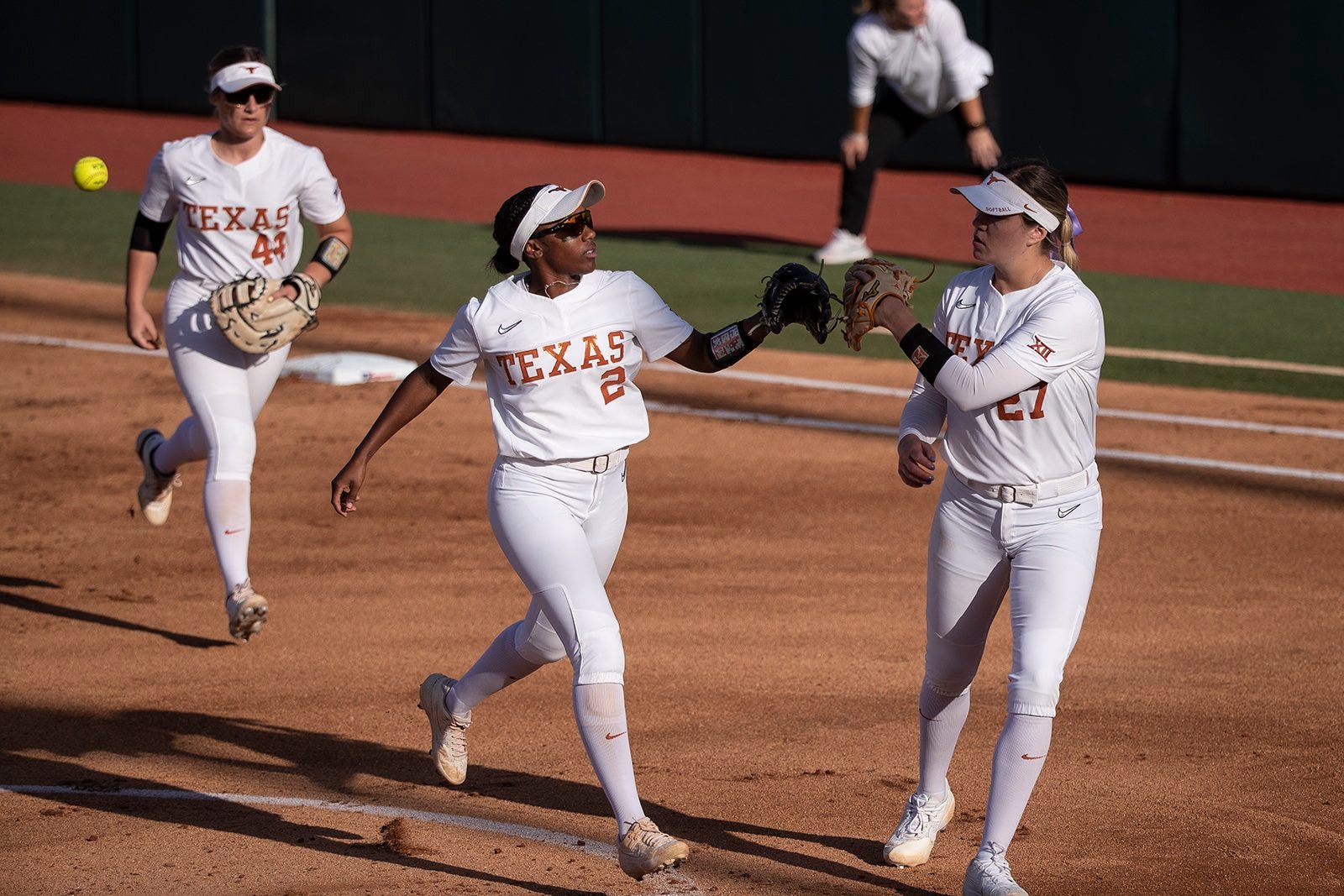 What are the Texas softball odds to win the 2022 WCWS