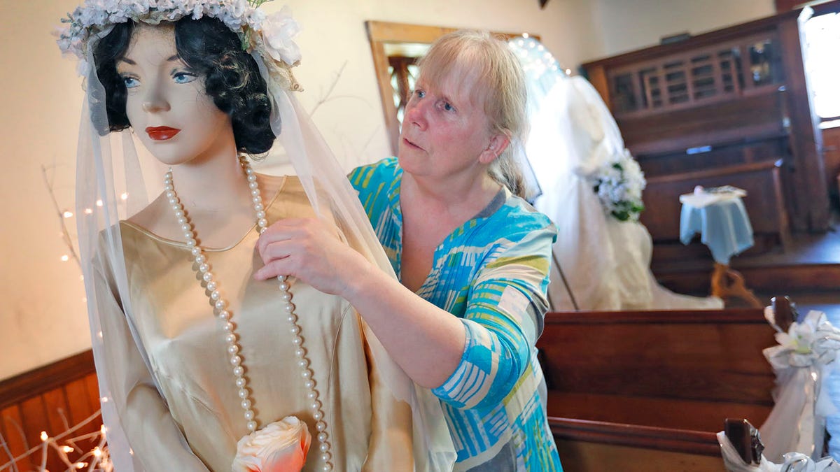 Marshfield Historical Society hosts wedding dress gala and exhibit