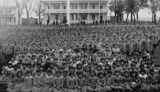 A picture taken at the Carlisle Indian Boarding School in Pennsylvania around 1890 (Public domain).
