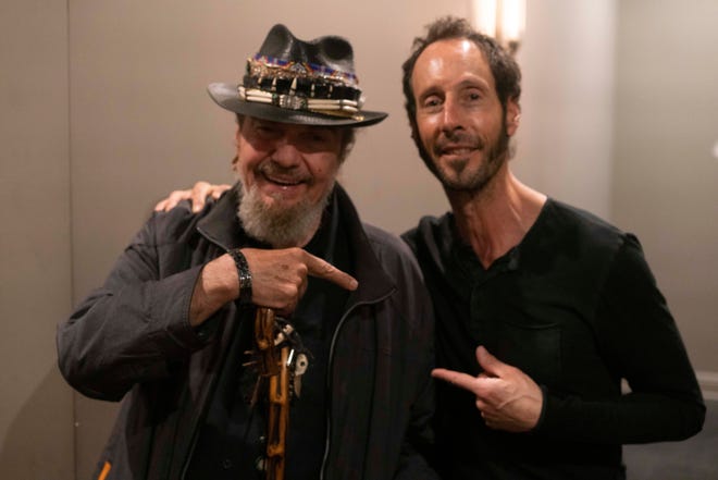 El Dr. John (fallecido en 2019) y el director Martin Schur posan durante la producción de "Llévame al río: Nueva Orleans."