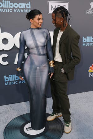 Travis Scott y Kylie Jenner caminan por la alfombra roja de los Billboard Music Awards
