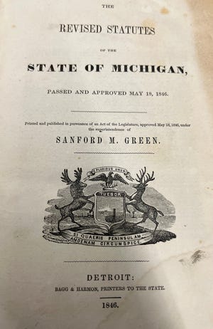 Sebuah buku revisi undang-undang Michigan dari tahun 1846 digambarkan.