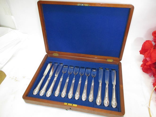 Boxed presentation sets like this are things of both beauty and utility. For seafood enthusiasts, there is still a place for these in your flatware hutch.