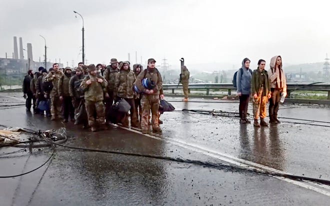 Dalam foto yang diambil dari video yang dirilis oleh Kementerian Pertahanan Rusia pada hari Kamis, 19 Mei 2022, menunjukkan prajurit Ukraina saat mereka meninggalkan pabrik baja Azovstal yang terkepung di Mariupol.
