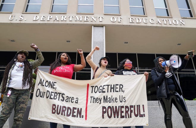 Demonstranten roepen op 4 april op tot kwijtschelding van de schulden van studieleningen buiten het Amerikaanse ministerie van Onderwijs.  De demonstratie was georganiseerd door het Debt Collective, de groep die de studentenschuld van Bennett College, een vrouwenschool, kocht en afbetaalde.