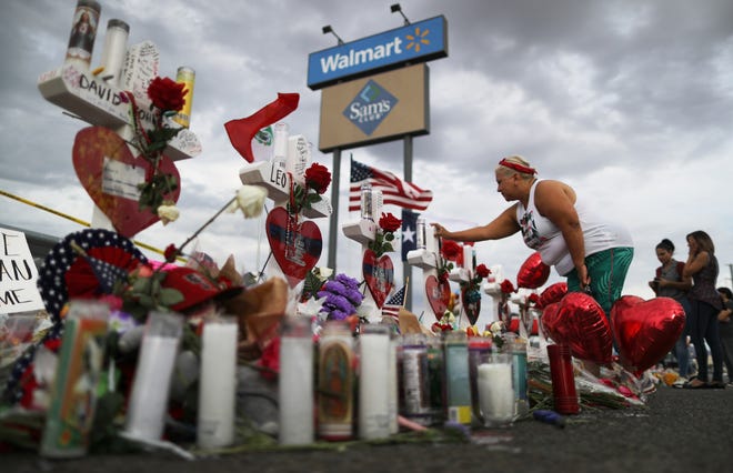 Een gedenkteken voor de slachtoffers wordt opgericht buiten een Walmart in de buurt van de plaats van een massale schietpartij in 2019 in El Paso, Texas.