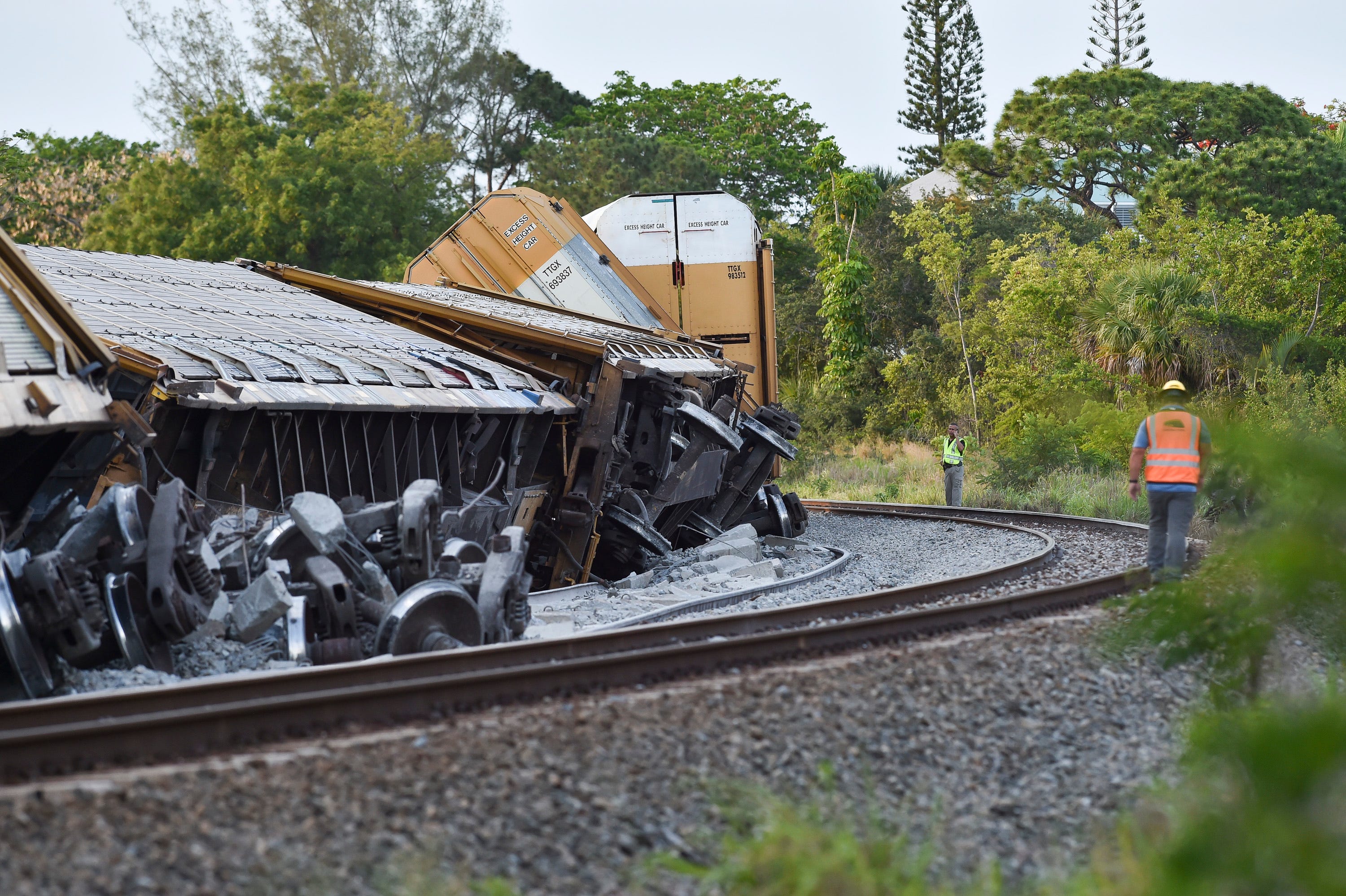 Derailed train Crews pick up toppled cars in Florida