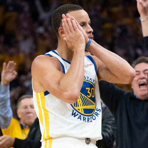 Steph Curry celebrates after knocking down a dagge