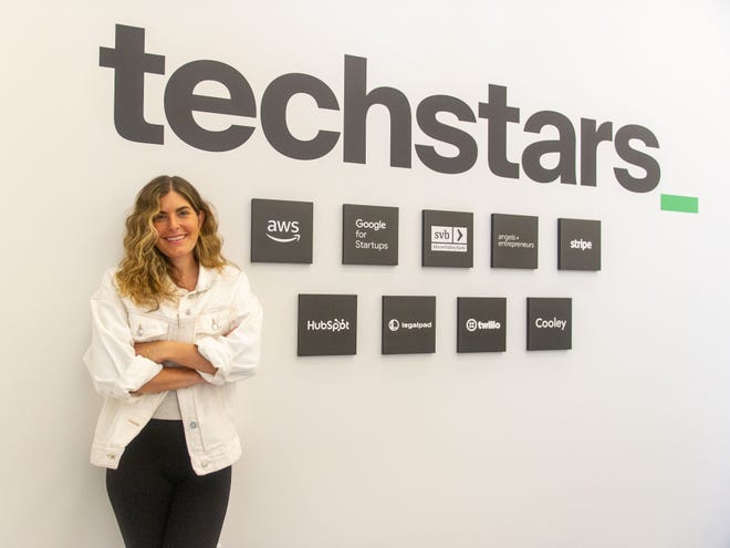 A diretora administrativa da Techstars, Tricia Martinez, dentro do escritório da Techstars no centro de Knoxville em 19 de maio de 2022.