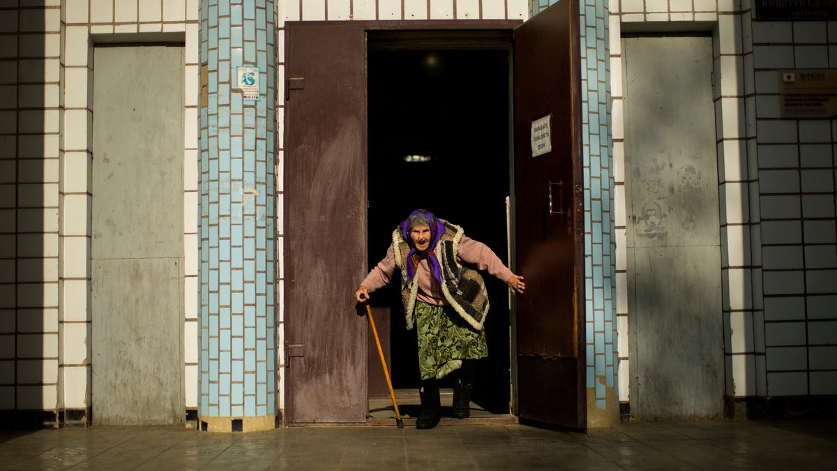 May 23, 2022: A woman, fleeing from an area near the front line in Donetsk, prepares to board a bus in Kurakhove, eastern Ukraine. In the Donbas region, people continue to flee from towns and villages coming under heavy bombardment.