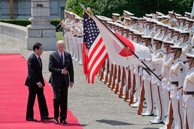 El presidente de los Estados Unidos, Joe Biden (derecha), revisa una guardia de honor con el primer ministro japonés Fumio Kishida (izquierda) durante una ceremonia de bienvenida para el presidente Biden en la casa de huéspedes del estado de Akasaka el 23 de mayo de 2022 en Tokio, Japón.