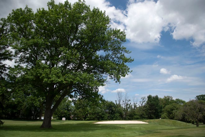 Los golfistas disfrutan de un día nublado en Bensalem Township Country Club el martes 24 de mayo de 2022.