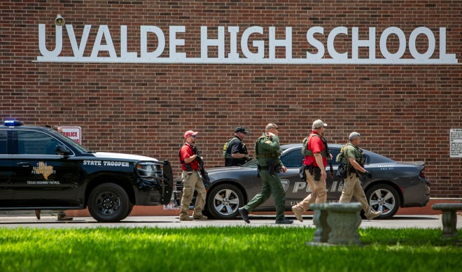 Aparat penegak hukum berjalan di luar Uvalde High School setelah penembakan dilaporkan pada hari sebelumnya di Robb Elementary School, Selasa, 24 Mei 2022, di Uvalde, Texas.