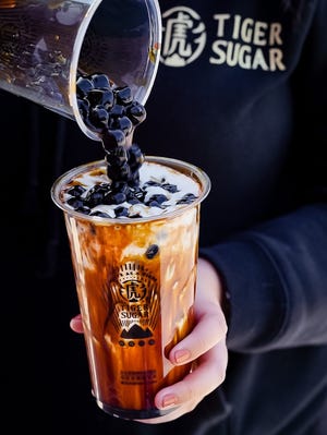 يشتهر Tiger Sugar بالمشروبات المخططة بشراب السكر البني بالكراميل.