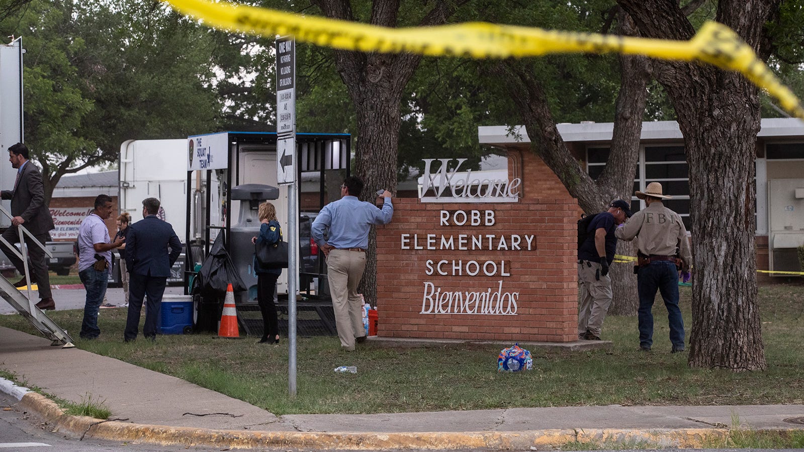 18 нападение. Стрельба в техасской школе. Стрельба в Техасе Робб. Стрельба в школе США. Rob Elementary School Техас.