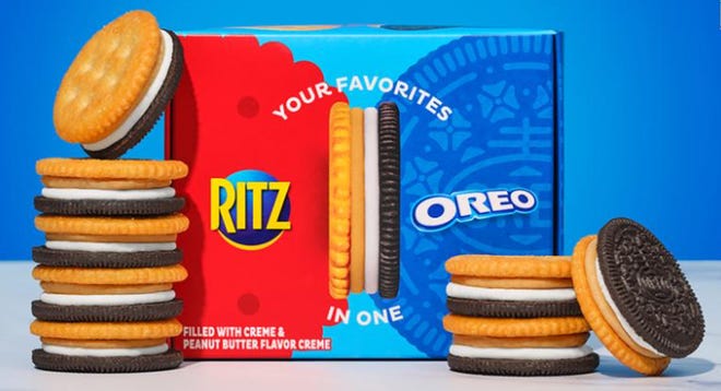Oreo dan Ritz bersama-sama membuat camilan biskuit ‘Orio x Ritz’.