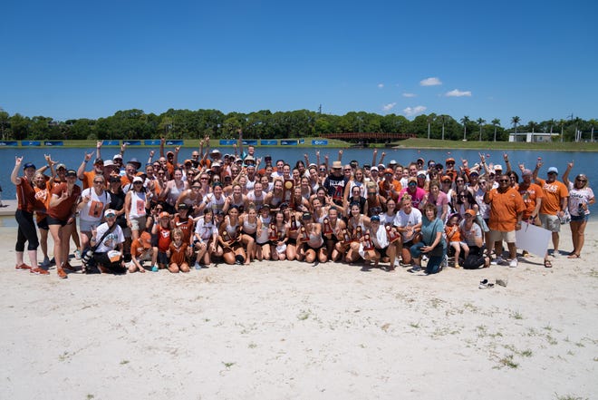 Het Texas Rowing Team poseert voor een teamfoto na het winnen van de back-to-back NCAA National Championships in Sarasota, Florida, zondag 29 mei 2022.