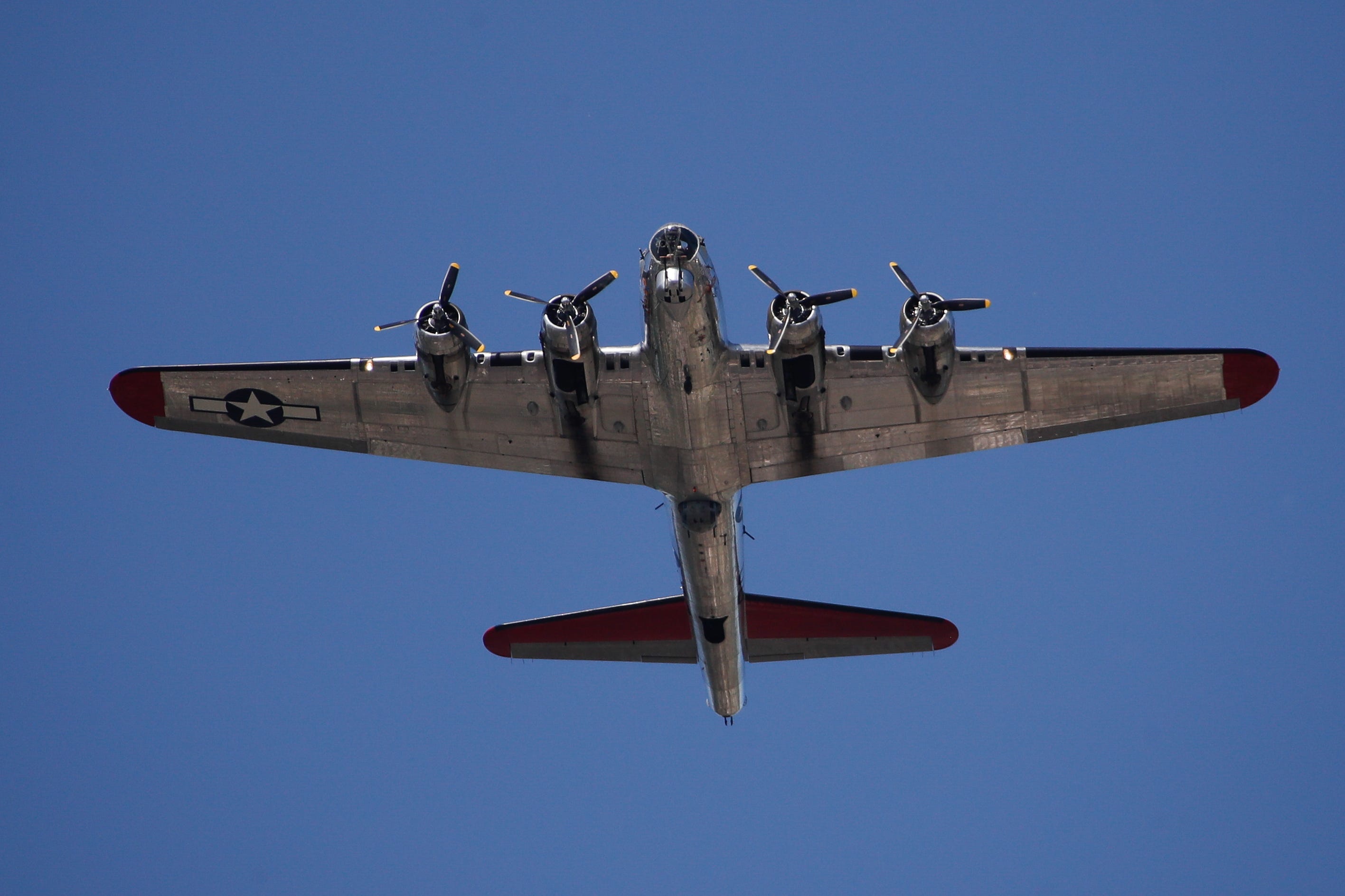 Jalan layang B-17 memberikan pemandangan veteran dari langit di atas parade