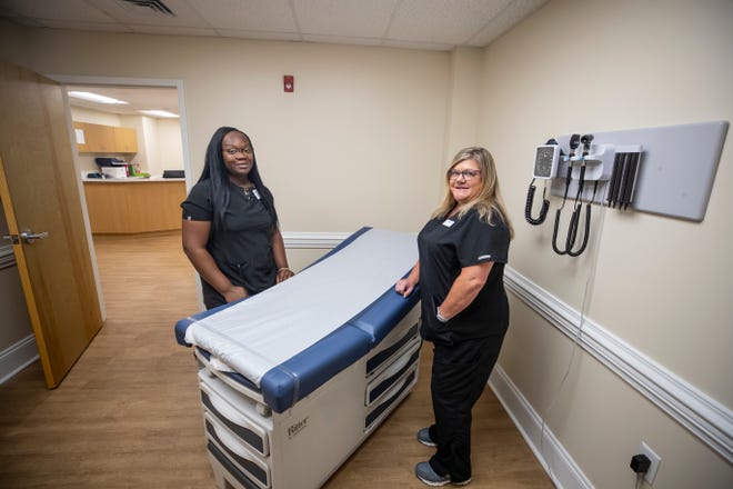 La asistente médica Brittany Florence (izquierda) y la enfermera Heather Darnell se preparan para los pacientes en una nueva clínica de salud en Gulf Coast State College.