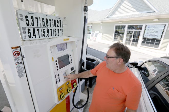 El 31 de mayo de 2022, Frank White recibe gasolina de la estación Shell de Dutch Hill Road en Orangeburg.