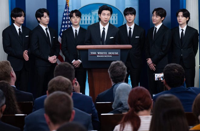 RM สมาชิก BTS พูดในการแถลงข่าวประจำวันที่ทำเนียบขาว เมื่อพวกเขาไปเยี่ยมเยียนเพื่อหารือเกี่ยวกับการรวมตัวของเอเชีย การเป็นตัวแทน การต่อต้านอาชญากรรมจากความเกลียดชังของชาวเอเชีย และการเลือกปฏิบัติ