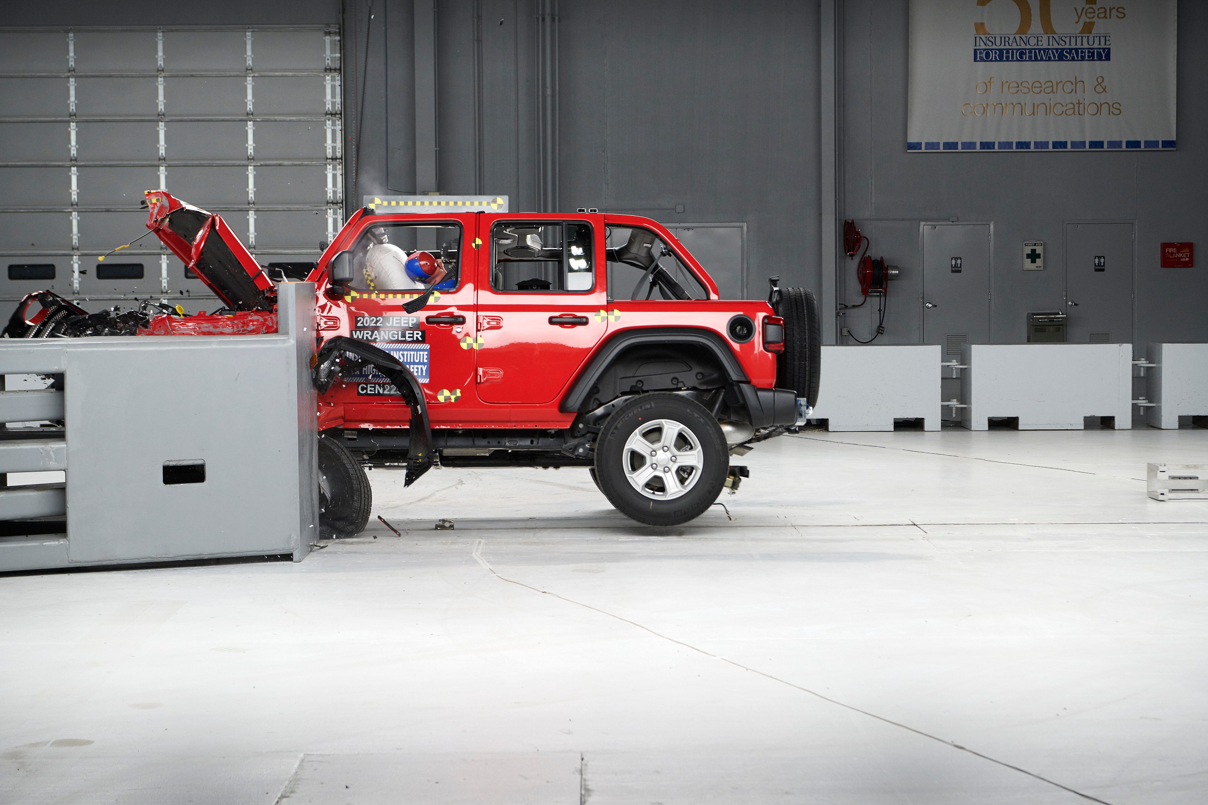 2022 Jeep Wrangler tips over in Insurance Institute for Highway Safety crash test 2022 Jeep Wrangler tips over in Insurance Institute for Highway Safety crash test