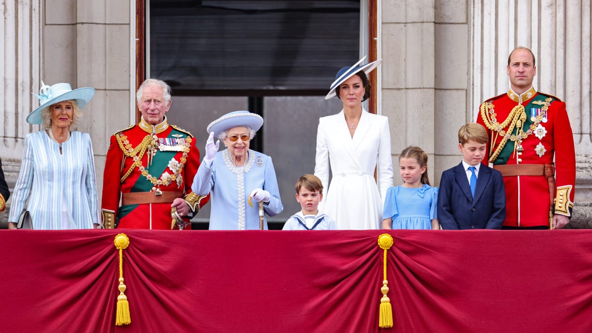(L-R)  Camilla, Duchess of Cornwall, Prince Charles, Prince of Wales, Queen Elizabeth II, Prince Louis of Cambridge, Catherine, Duchess of Cambridge, Princess Charlotte of Cambridge, Prince George of Cambridge and Prince William, Duke of Cambridge on the balcony of Buckingham Palace during the Trooping the Colour parade on June 02, 2022 in London, England.
