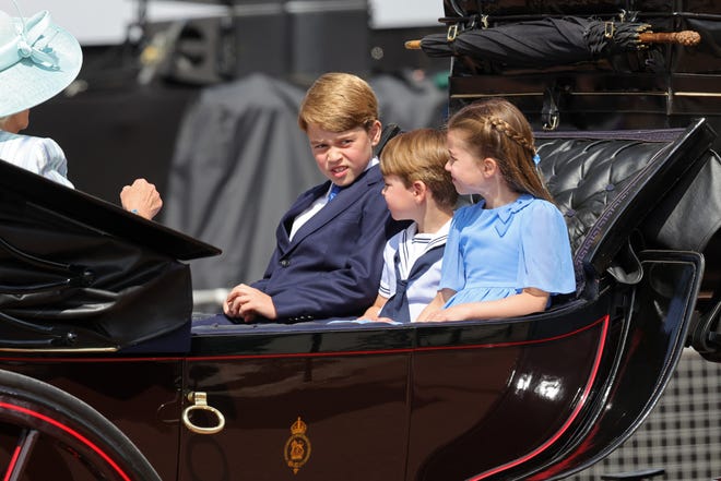 Le prince George, le prince Louis et la princesse Charlotte, les enfants du prince William et de la duchesse Kate de Cambridge, montent en calèche avec leur mère et la duchesse Camilla de Cornouailles lors du défilé Trooping the Colour qui a lancé les célébrations du jubilé de platine de la reine Elizabeth II à Londres, le 2 juin 2022.