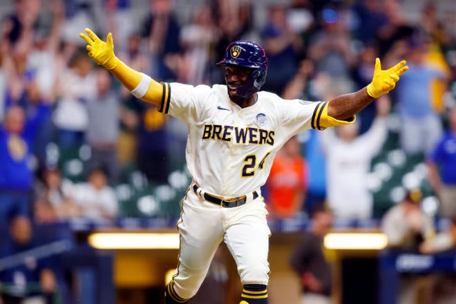 Brewers right fielder Andrew McCutchen (24) celebrates after driving in the winning run in the ninth inning Thursday night.