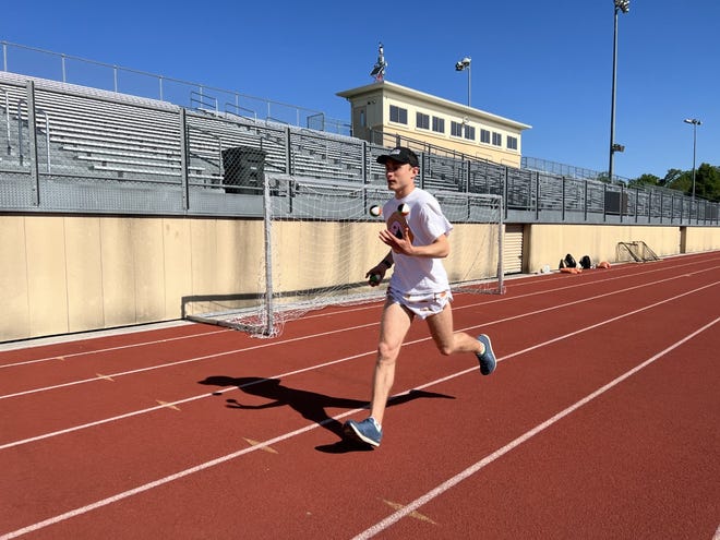 Wauwatosa native is trying to win a world record for joggling Wauwatosa native is trying to win a world record for joggling