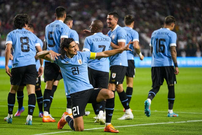 Uruguay's forward Edison Cavani (21), center, celebrates scoring the team's second goal during the second half between Mexico and Uruguay at State Farm Stadium on Thursday, June 2, 2022, in Glendale.