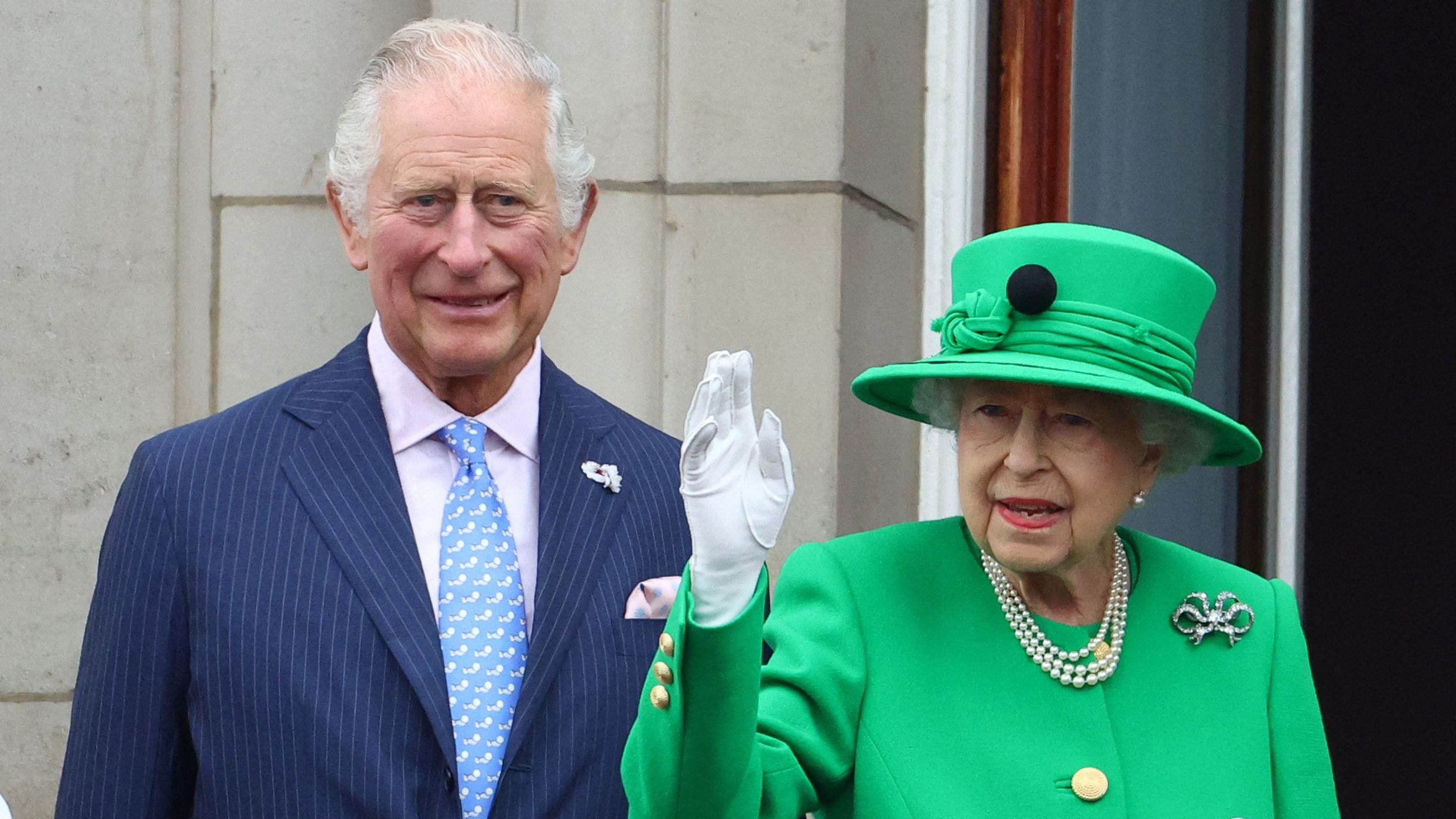 Queen Elizabeth Surprises Fans Waves From Balcony At Platinum Jubilee 