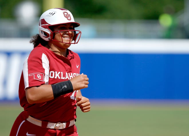 Jocelyn Alo di OU gestisce le basi dopo aver segnato un grande slam nel quinto inning della vittoria per 15-0 contro l'UCLA lunedì.